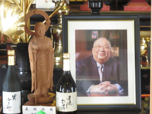 法道寺の本堂にある日本ハム初代オーナー大社義規氏の遺影（撮影・寺尾博和）