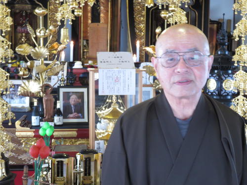 日本ハム初代オーナー大社義規氏が眠る法道寺の近藤元継住職（撮影・寺尾博和）