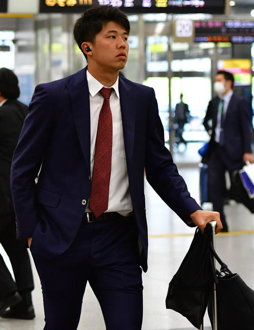横浜へ向け移動する才木浩人（撮影・清水貴仁）