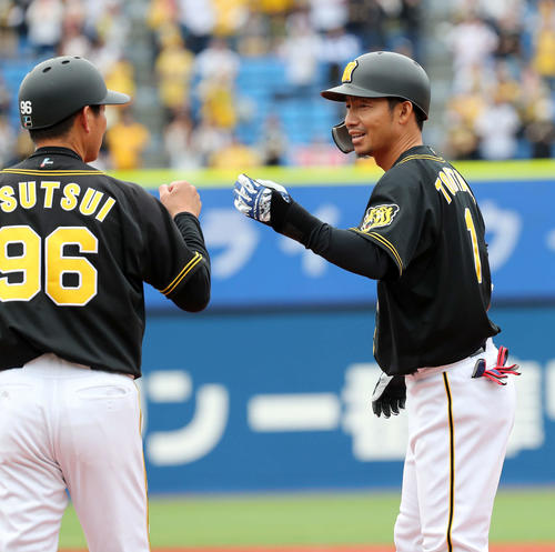 阪神鳥谷敬（右）は筒井コーチとグータッチ（2019年3月19日）