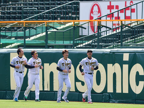 甲子園の外野でランニングする選手たち、左から青柳晃洋、岩田稔、岩貞祐太、才木浩人（撮影・清水貴仁）