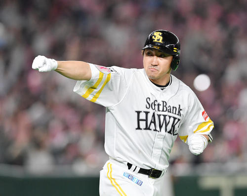 ソフトバンク対オリックス　7回裏ソフトバンク無死、勝ち越しの左越えソロ本塁打を放った内川はベンチへ向かいガッツポーズする（撮影・滝沢徹郎）
