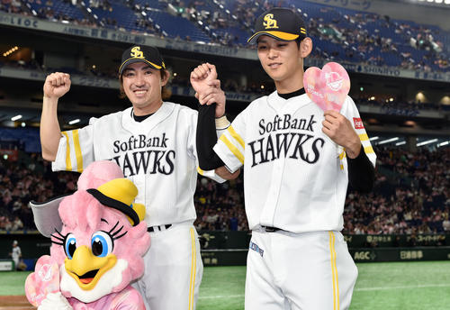 ソフトバンク対オリックス　ヒーローインタビューのお立ち台で笑顔で記念撮影するソフトバンク内川（左）と泉（撮影・滝沢徹郎）