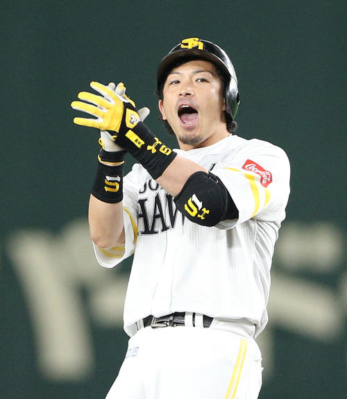 ソフトバンク対オリックス　6回裏ソフトバンク2死二塁、同点適時二塁打を放ち喜ぶ松田宣（撮影・中島郁夫）