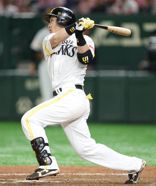 ソフトバンク対オリックス　6回裏ソフトバンク2死二塁、同点適時二塁打を放つ松田宣（撮影・中島郁夫）