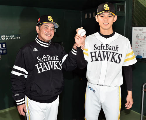 ソフトバンク対オリックス　プロ初勝利のソフトバンク泉（右）はウイニングボールを手に工藤監督と記念撮影する（撮影・滝沢徹郎）