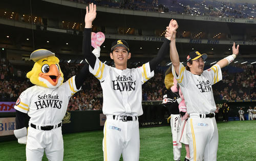 ソフトバンク対オリックス　笑顔でファンの声援に応えるソフトバンク泉（左）と内川（撮影・滝沢徹郎）