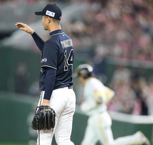 ソフトバンク対オリックス　7回裏ソフトバンク無死、内川（右）に本塁打を浴びた吉田一（撮影・中島郁夫）