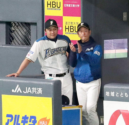 栗山英樹監督（右）（2019年4月12日撮影）