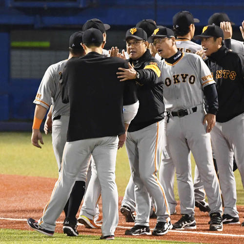 ヤクルト対巨人 巨人原監督(中央)は4勝目の山口(左)をねぎらう(撮影・山崎安昭)