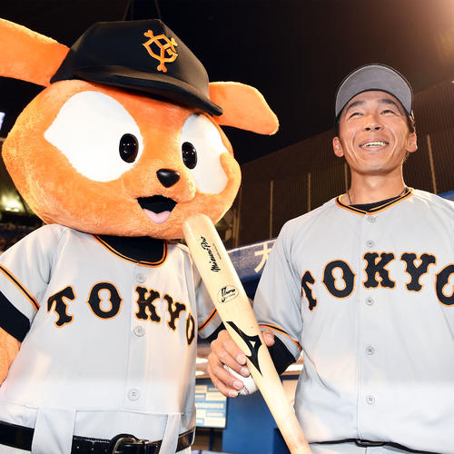 ヤクルト対巨人 プロ初打席初安打に笑顔を見せる巨人増田大(撮影・たえ見朱実)