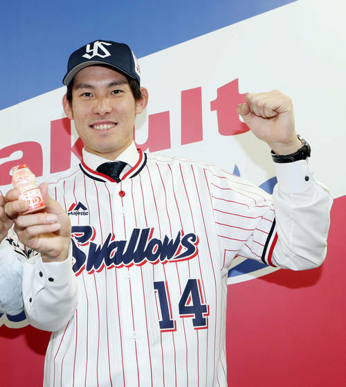 18年12月18日、ヤクルト入団会見で笑顔の高梨