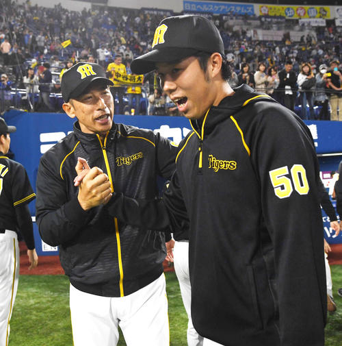 DeNAに勝利し矢野燿大監督（左）は青柳晃洋とタッチを交わす（撮影・奥田泰也）