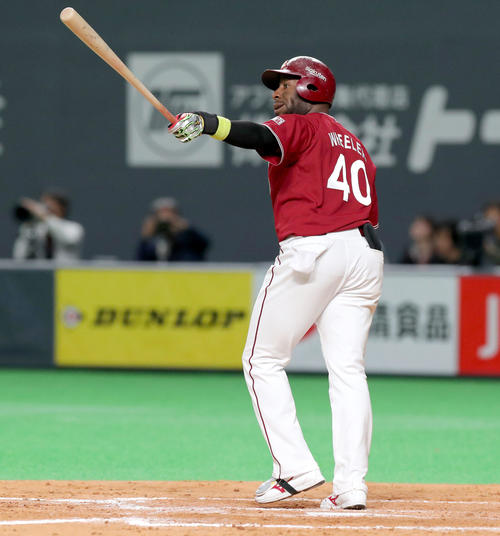 日本ハム対楽天　9回表楽天1死一、二塁、ウィーラーは左越え3点本塁打を放つ（撮影・佐藤翔太）　　