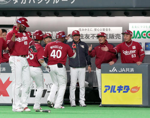 日本ハム対楽天　9回表楽天1死一、二塁、左越え3点本塁打を放ったウィーラーを笑顔で出迎える平石監督（中央）（撮影・佐藤翔太）　　