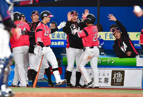 ロッテ対西武　4回裏2死一、三塁、荻野の勝ち越し2点中適時二塁打に沸くロッテナイン（撮影・小沢裕）