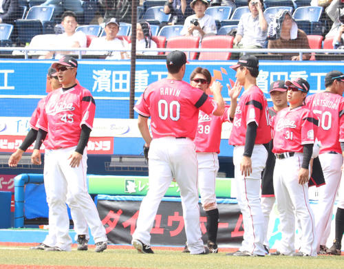 1回無失点に抑えベンチに迎えられるロッテ・レイビン（中央）（撮影・久永壮真）