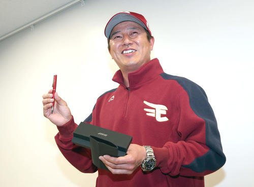 日本ハム対楽天　報道陣から誕生日プレゼントされたペンを笑顔で掲げる平石監督（撮影・黒川智章）