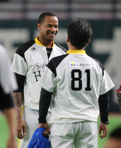 練習前、工藤公康監督と話をするミランダ（撮影・梅根麻紀）