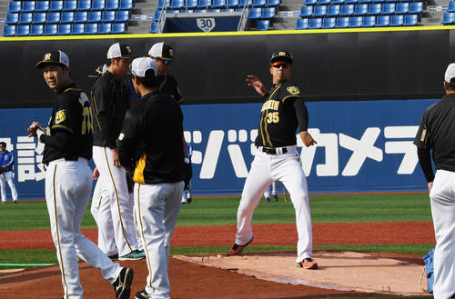 DeNA対阪神　横浜スタジアムのマウンドを確かめる才木浩人（撮影・奥田泰也）