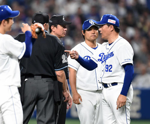 5回表ヤクルト1死二塁、抗議する与田剛監督（2019年4月21日撮影）