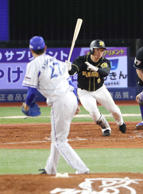 DeNA対阪神　2回表阪神2死三塁、適時二塁打を放つ近本。投手上茶谷（撮影・河野匠）