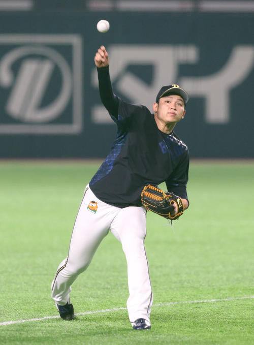 キャッチボールで調整する榊原翼（撮影・梅根麻紀）