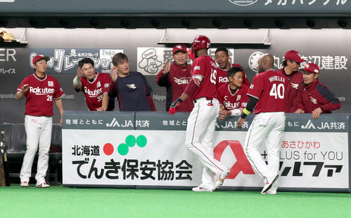 日本ハム対楽天　6回表楽天無死、同点となる中越え本塁打を放ちチームメートに出迎えられるブラッシュ（撮影・佐藤翔太）　　