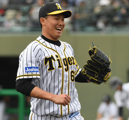 阪神対ソフトバンク　5回を投げ終え笑顔を見せる阪神湯浅克己（撮影・渦原淳）