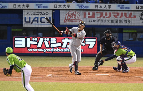 ヤクルト対巨人　4回表巨人1死一塁、亀井は右翼へ適時二塁打を放つ。投手原（撮影・山崎安昭）