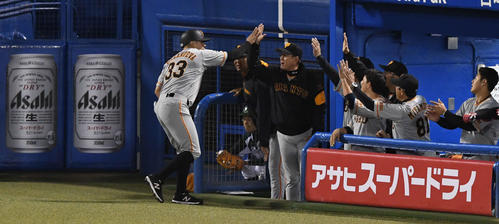 ヤクルト対巨人　4回表巨人1死一塁、原監督（左から2人目）は亀井の適時二塁打で生還したビヤヌエバとタッチをかわす（撮影・山崎安昭）