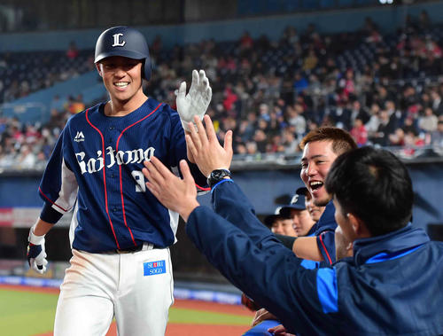 ロッテ対西武　4回表西武、木村（左）は左越えに勝ち越しのソロ本塁打を放ちベンチのナインの祝福を受ける（撮影・小沢裕）