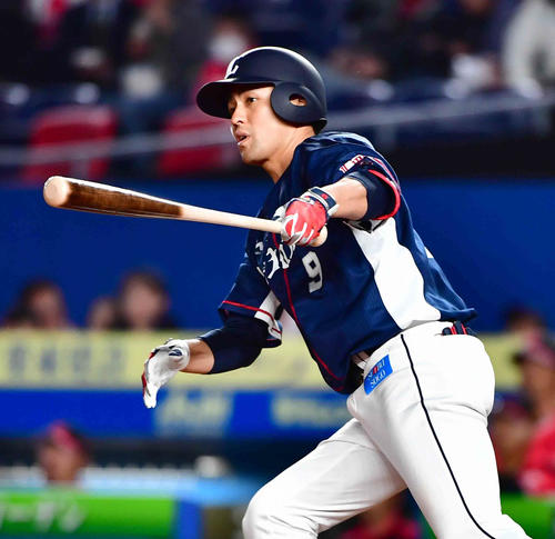 ロッテ対西武　4回表西武、木村は左越えに勝ち越しのソロ本塁打を放つ（撮影・小沢裕）