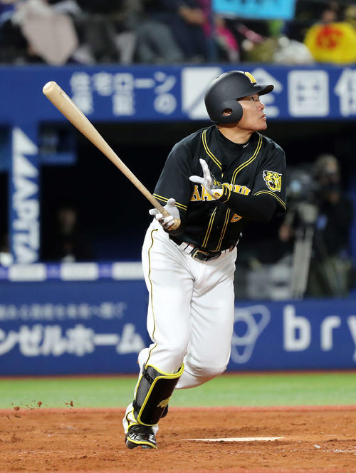 DeNA対阪神　5回表阪神2死一、二塁、福留は中越え本塁打を放つ（撮影・鈴木正人）