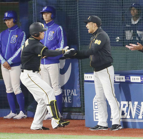 DeNA対阪神　5回表阪神2死一、二塁、3点本塁打を放った福留（左）を笑顔で迎える矢野監督（撮影・河野匠）