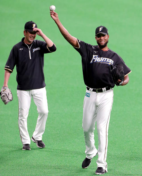 試合前、笑顔でキャッチボールをする日本ハム・ロドリゲス（撮影・佐藤翔太）