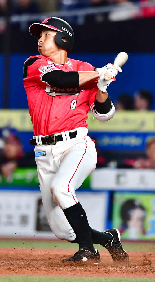 ロッテ対西武　4回裏ロッテ2死一、三塁、荻野は勝ち越しの2点中適時二塁打を放つ（撮影・小沢裕）
