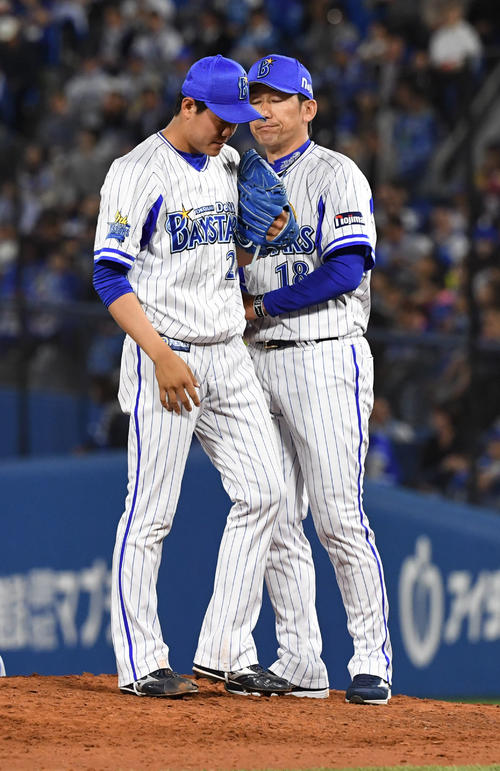 DeNA対阪神　5回表阪神2死一塁、降板する上茶谷大河（左）（撮影・奥田泰也）