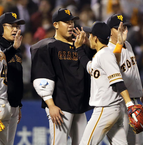 試合後、増田大（右）とタッチを交わす原監督（左）と山口（撮影・狩俣裕三）