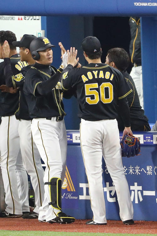 DeNA対阪神　5回表阪神2死一、二塁、3点本塁打を放った福留（左）は青柳に迎えられる（撮影・河野匠）