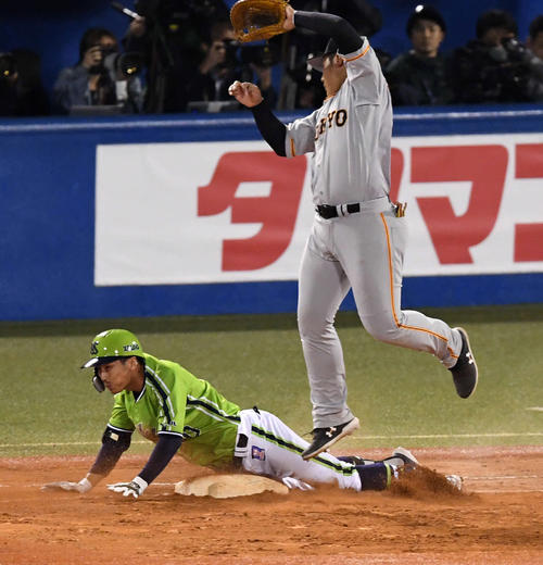 6回裏ヤクルト1死、代打上田は投手へのゴロで一塁へ滑り込み内野安打とする。一塁手岡本（撮影・山崎安昭）
