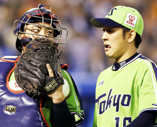 3回表を終え、話ながらベンチへ戻る中村（左）と原（撮影・狩俣裕三）