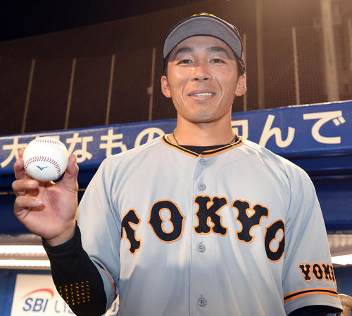 ヤクルト対巨人　プロ初打席初安打に笑顔を見せる巨人増田大（撮影・たえ見朱実）
