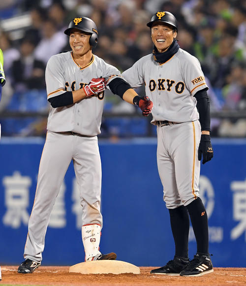 ヤクルト対巨人　9回表巨人2死一、二塁、左前に適時打を放った増田大輝。プロ初安打に笑顔（撮影・たえ見朱実）
