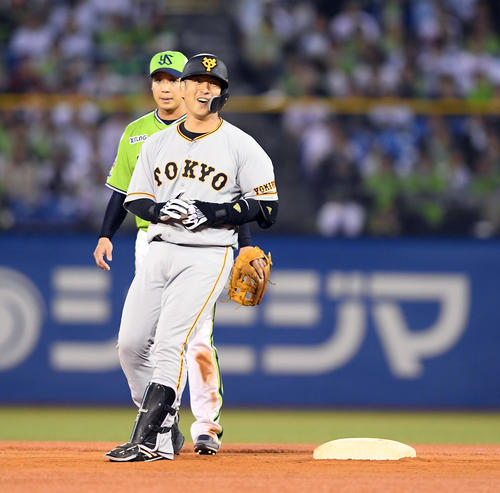 ヤクルト対巨人　8回表巨人1死一塁、フェンス直撃の左二塁打を放ち代打中島（撮影・たえ見朱実）