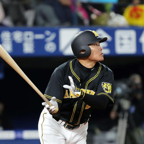 DeNA対阪神　5回表阪神2死一、二塁、福留は中越え本塁打を放つ（撮影・鈴木正人）