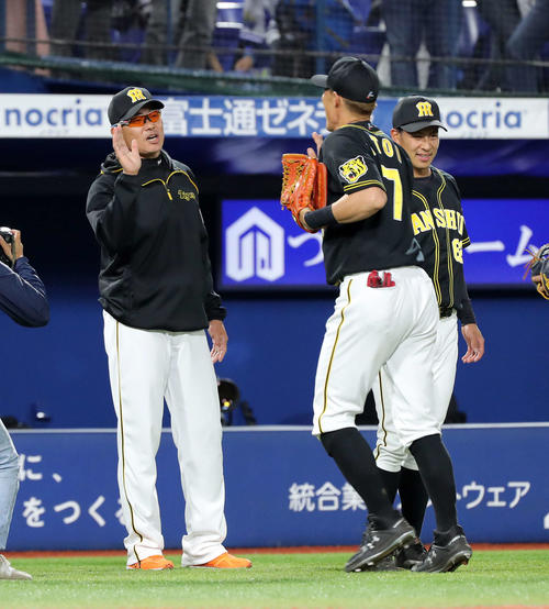 DeNA対阪神　試合に勝利し選手を迎える阪神福留（左）（撮影・鈴木正人）