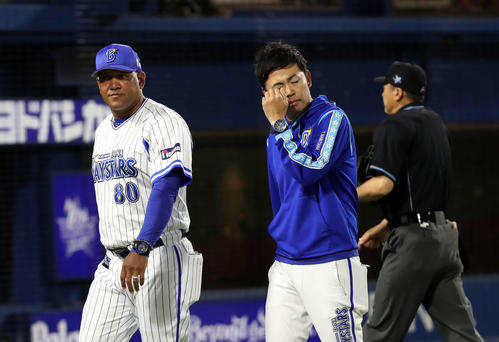 DeNA対阪神　5回表、投手交代を告げるDeNAラミレス監督（左）（撮影・鈴木正人）