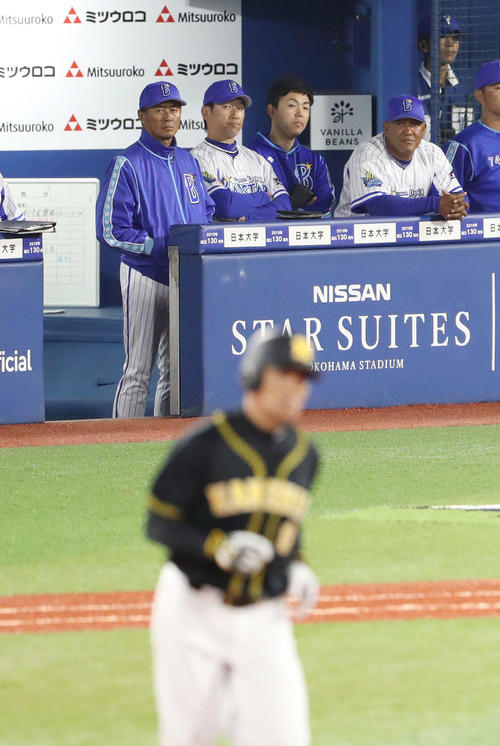 DeNA対阪神　5回表阪神2死一、二塁、福留（手前）に3点本塁打を浴び険しい表情のラミレス監督（右端）（撮影・河野匠）