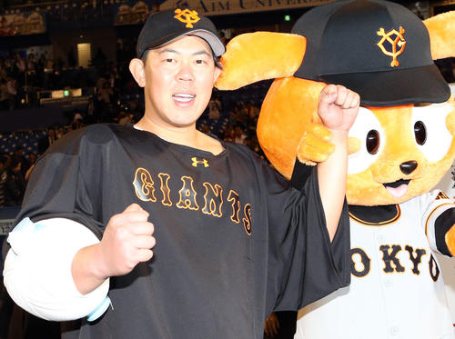 ヤクルト対巨人　ヒーローインタビューでジャビットと記念撮影する山口（撮影・狩俣裕三）